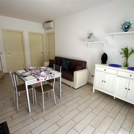 Pomposia Superba Super Accessoriata A Ridosso Della Spiaggia Villa
