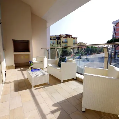 Pomposia Superba Super Accessoriata A Ridosso Della Spiaggia Villa *