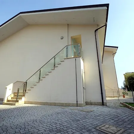 Pomposia Superba Super Accessoriata A Ridosso Della Spiaggia Villa